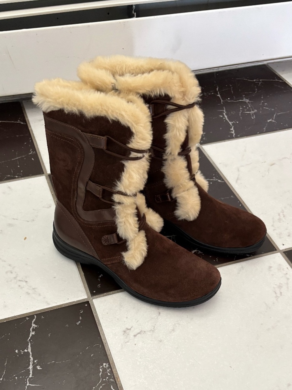 Clarks Women's Size 8 Brown Suede Mid-Calf Boots with Faux Fur